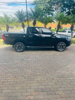TOYOTA HILUX 2.8 D-4D TURBO DIESEL CD SRX 4X4 AUTOMÁTICO TOYOTA HILUX 2.8 D-4D TURBO DIESEL CD SRX 4X4 AUTOMÁTICO